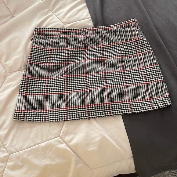 Mini Skirt w/ Pockets (Houndstooth / Plaid) - Picture 2 of 4